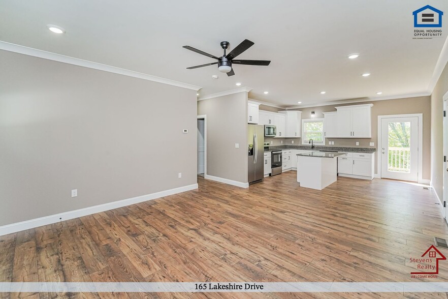 Building Photo - 165 Lakeshire Dr