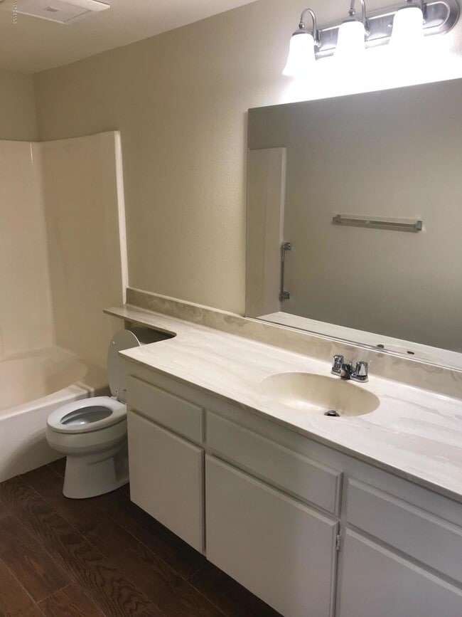 Building Photo - 245 Oak Leaf Dr
