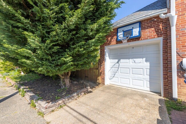 Building Photo - Luxurious Brick Colonial in Prestigious Gu...