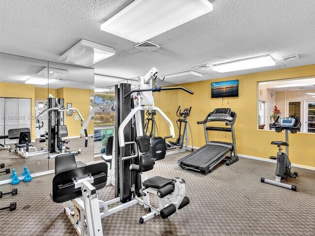 Building Photo - 9777 Westview Dr