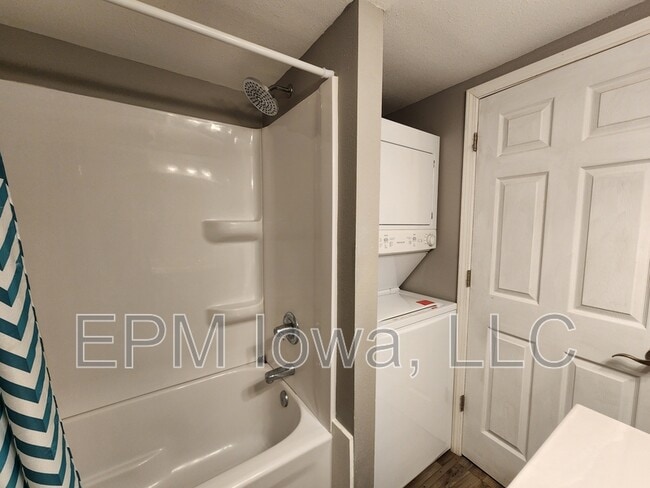 Building Photo - 609 1st St W