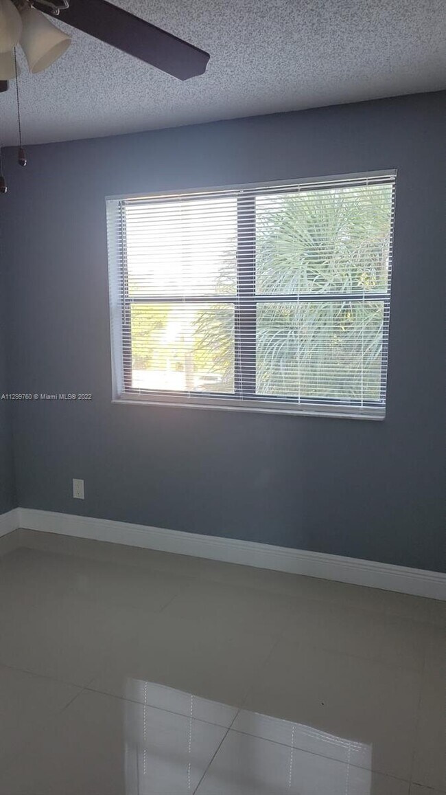 Building Photo - 570 S Park Rd