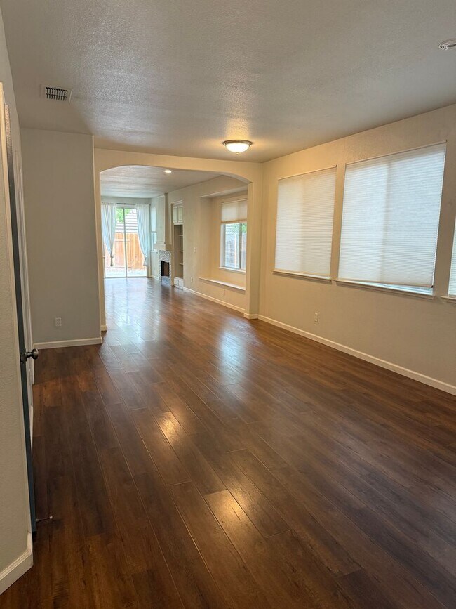 Building Photo - 108 Robinson Ct