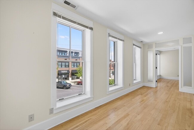 Building Photo - 114 E 6th St