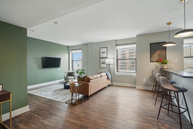 Building Photo - 400 Walnut St