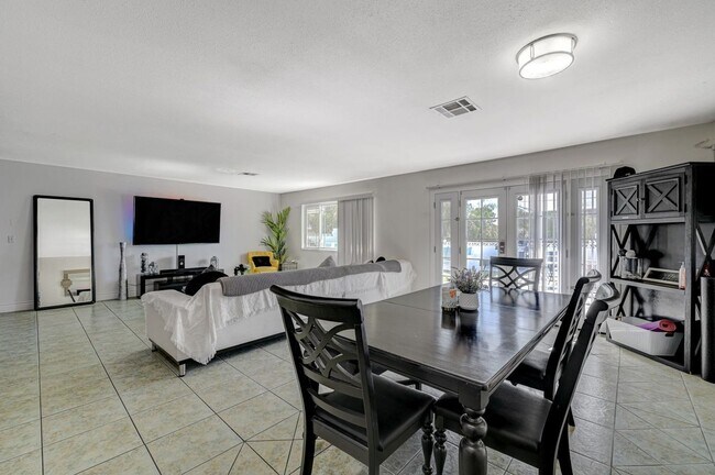 Building Photo - Beautiful single-story custom home featuri...