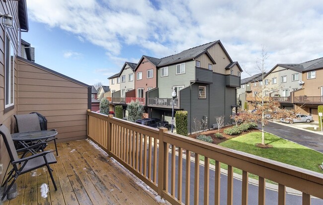 Building Photo - Hillsboro Townhouse Gem