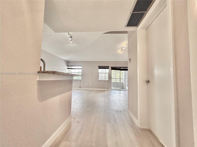 Building Photo - 2811 N Oakland Forest Dr