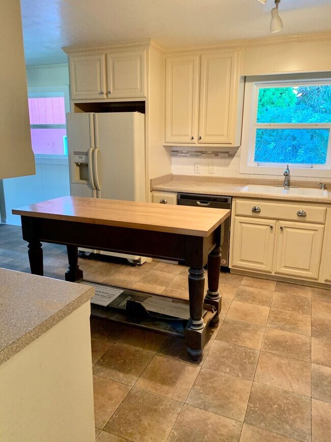 Building Photo - Settawig Ranch