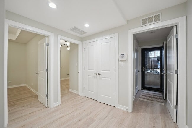 Building Photo - 1635 W Warren Blvd