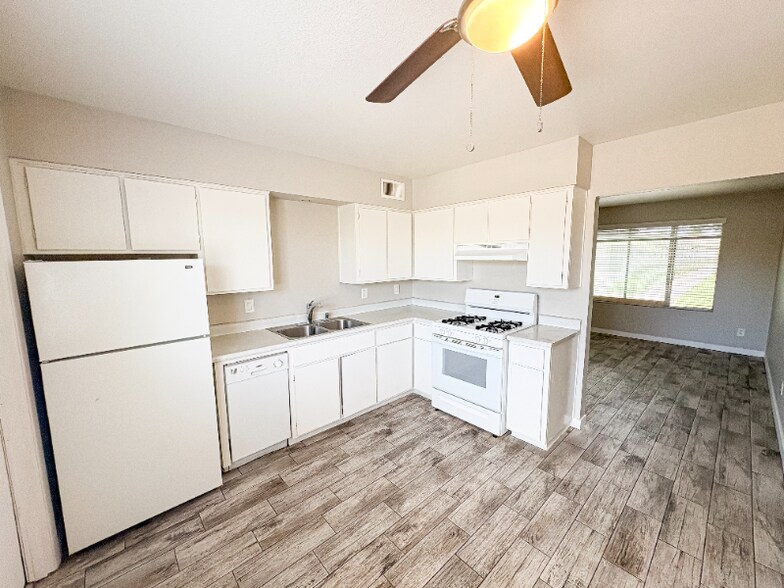 Building Photo - 5105 S La Rosa Dr