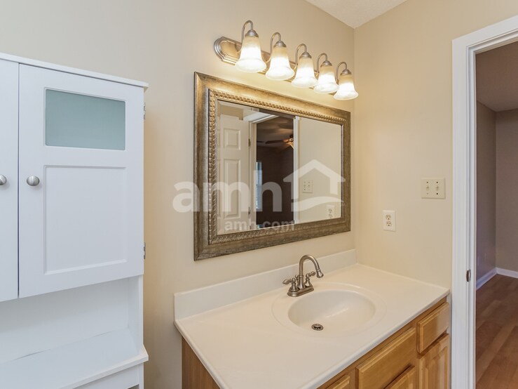 Building Photo - 1245 Edinburgh Dr