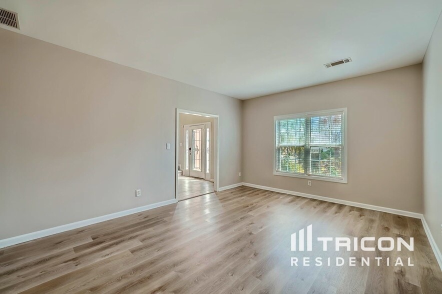 Building Photo - 890 Georgian Hills Dr