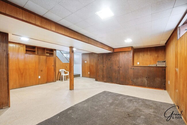 Building Photo - $1400 - Fully Renovated 3 Bed 1.5 Bath
