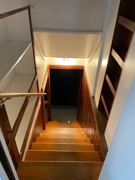 Building Photo - 526 Bank St