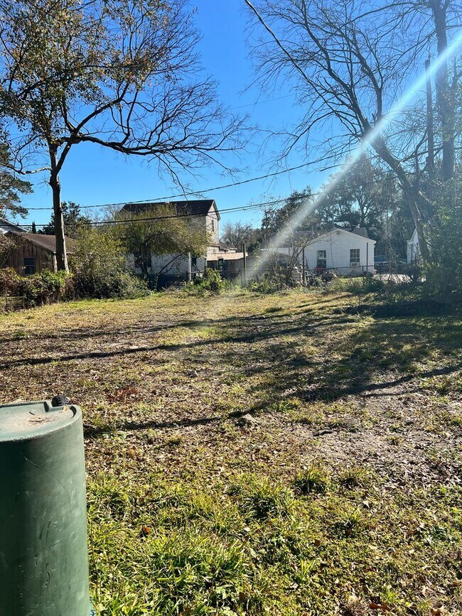 Building Photo - Introducing our 2 bedroom / 1 Bathroom Duplex For Rent in Beaumont, TX