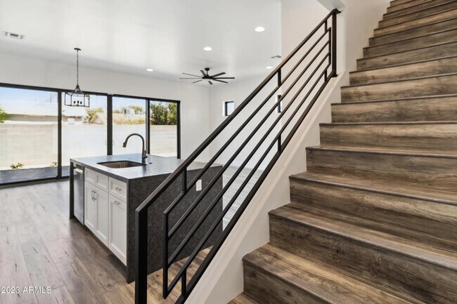 Building Photo - 902 W Hazelwood St