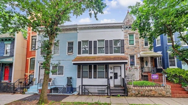 Building Photo - 1028 Kenyon St NW