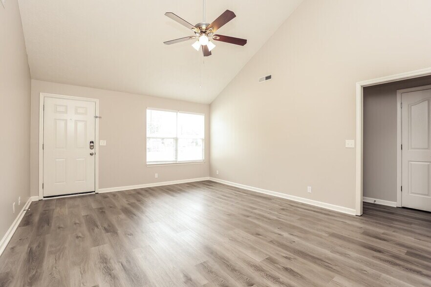 Building Photo - 1225 Eastwoods Dr