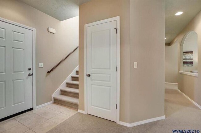 Building Photo - 848 NE Millstream Pl