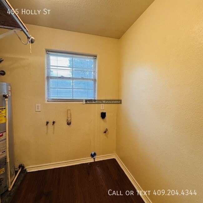 Building Photo - 455 Holly St