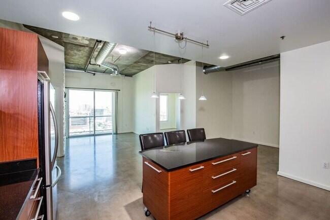 Building Photo - Stunning Modern 2Bdm 1Ba High-Rise Condo L...