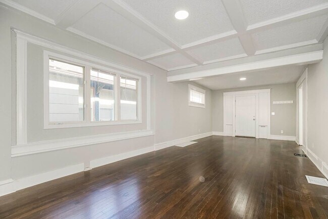 Building Photo - Spacious 5-Bedroom Home with 2 Full Bathro...