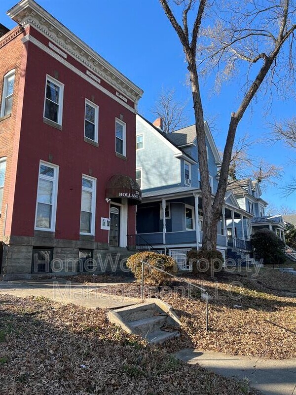 Building Photo - 220 S Augusta Ave