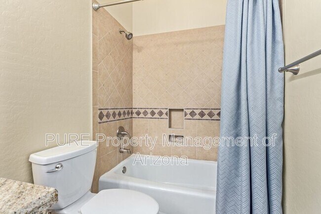 Building Photo - 737 S Sycamore Pl