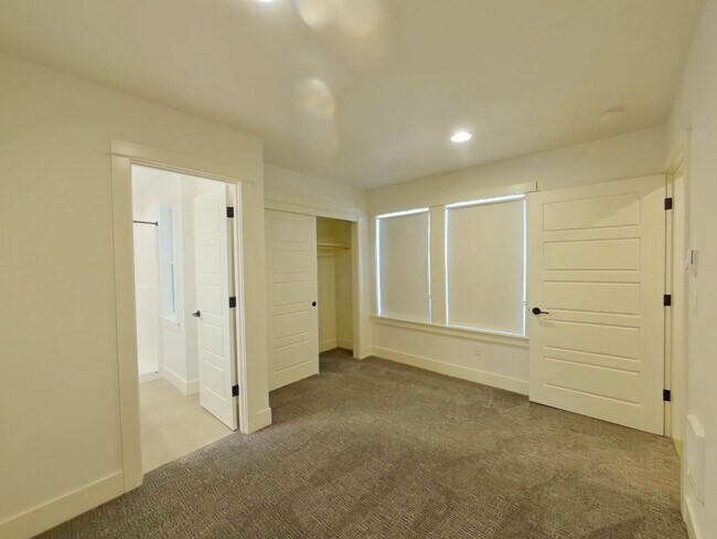 Building Photo - 2790 NW Harrison Blvd