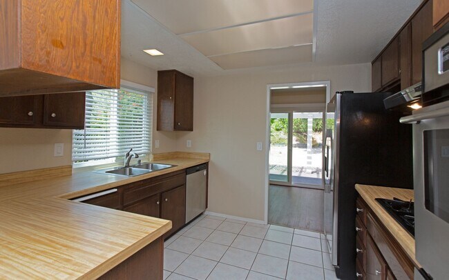 Building Photo - Beautiful 3 Bedroom Carlsbad Home!