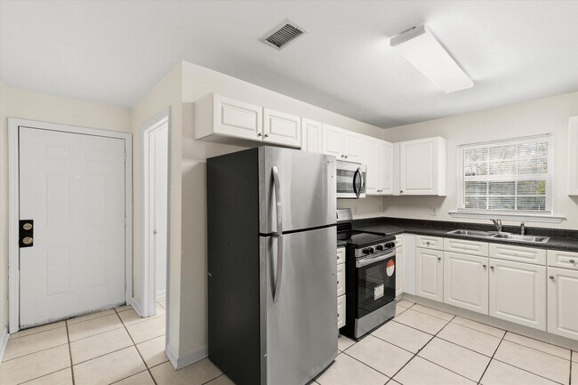 Building Photo - 735 Putnam Dr