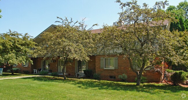 Building Photo - Green Meadows