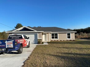 Building Photo - Available December 15th.....Custom Home - Desirable SE Ocala Neighborhood 3/2/2 **WON'T LAST**