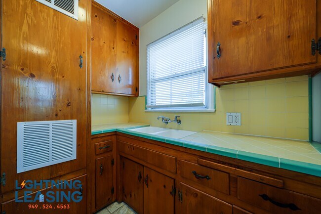 Building Photo - 6227 1/2 Craner Ave-6D