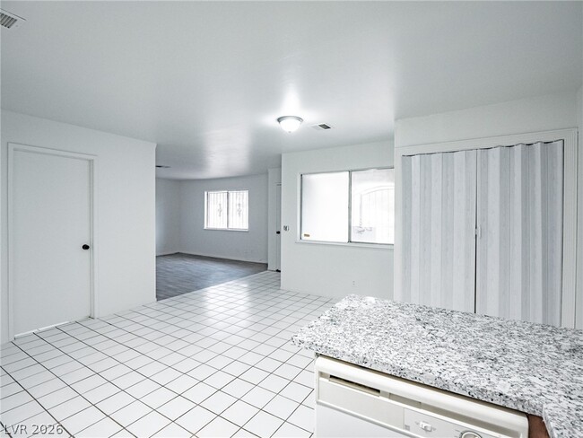 Building Photo - 825 Hedge Way