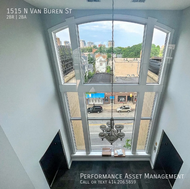 Building Photo - 1515 N Van Buren St