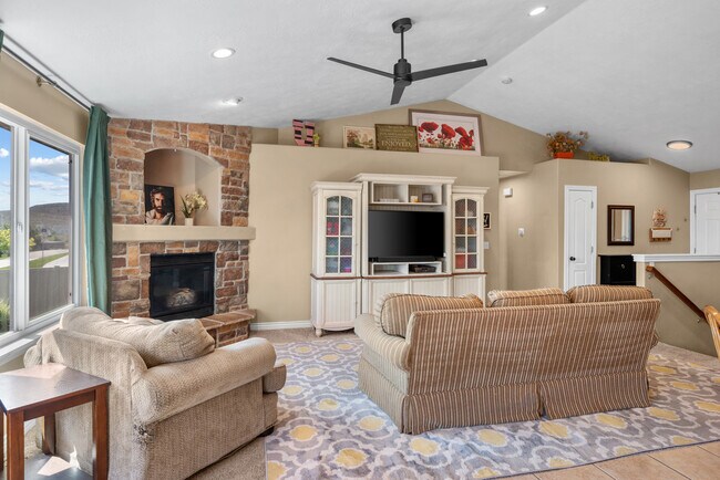 Primary Photo - 1396 S Lukas Ln