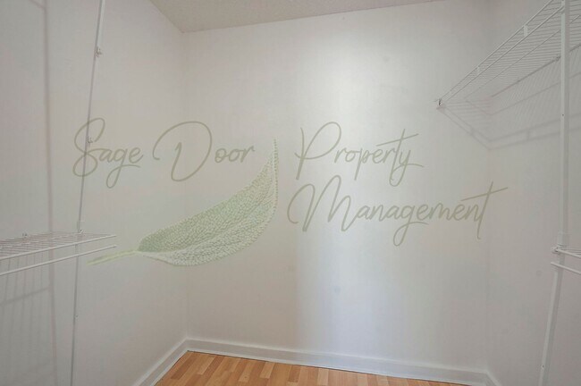 Building Photo - CHARMING TOWNHOME IN LEES SUMMIT!!