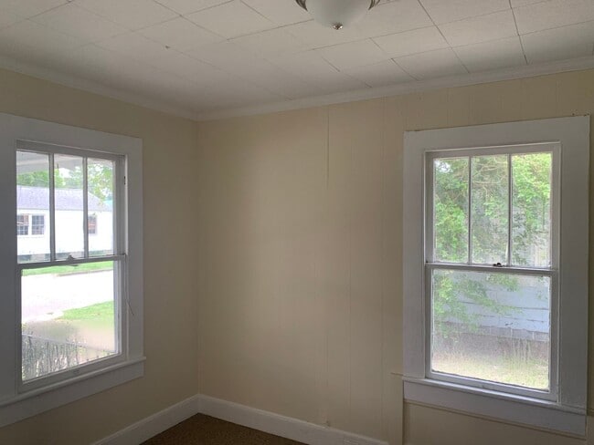 Building Photo - Quaint home located in City Limits