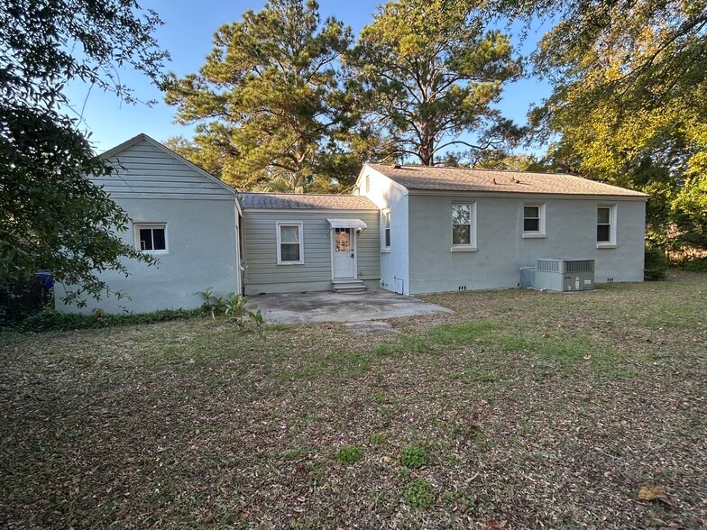 Building Photo - 661 Adluh St