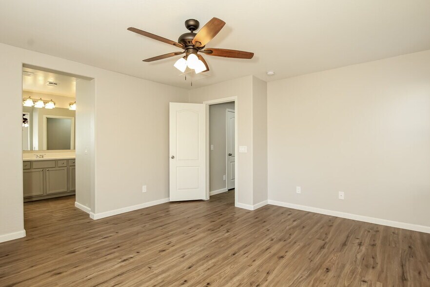 Building Photo - 912 E Brooke Pl