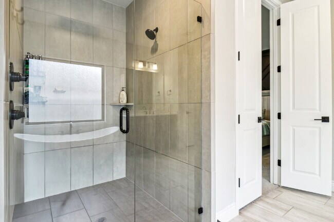 Building Photo - "Spacious 5-Bed Oasis with 4.5 Baths – You...