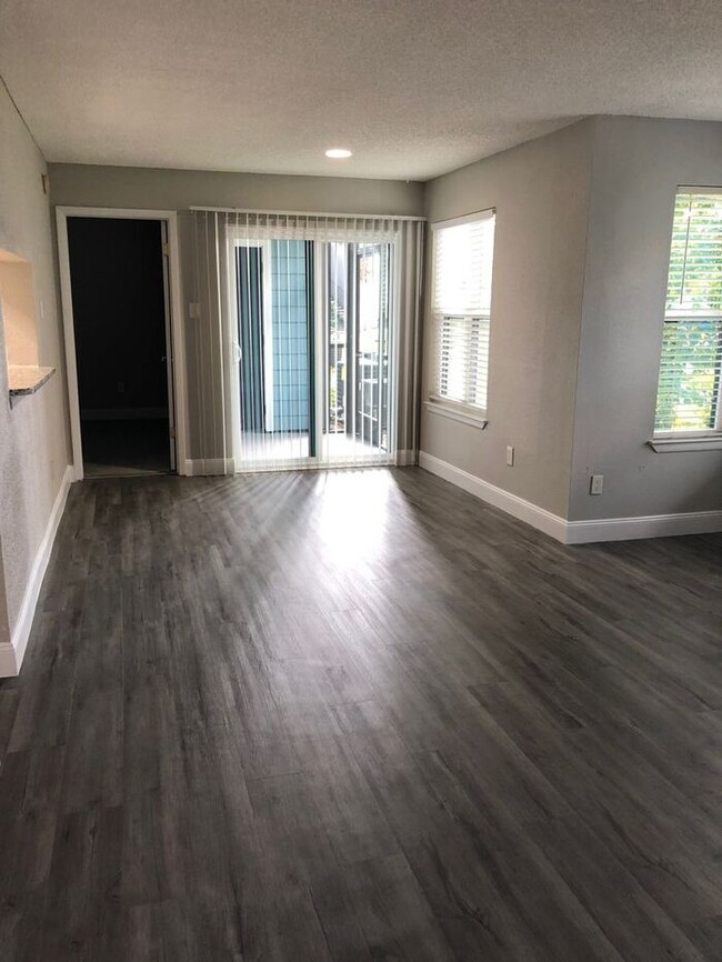 Building Photo - LIKE NEW!!!! 2 Bedroom/2 Bath Condo!! Avai...