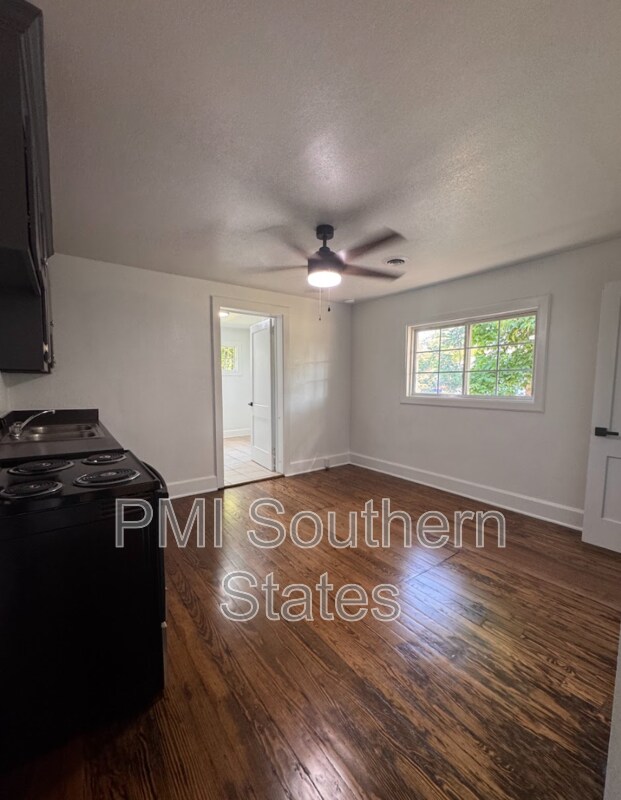Building Photo - 304 N Leach St