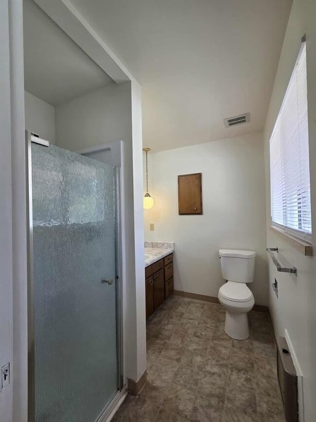 Building Photo - HUGE Number 2 Canyon ~ ~ 4 bedroom, 3 bath...
