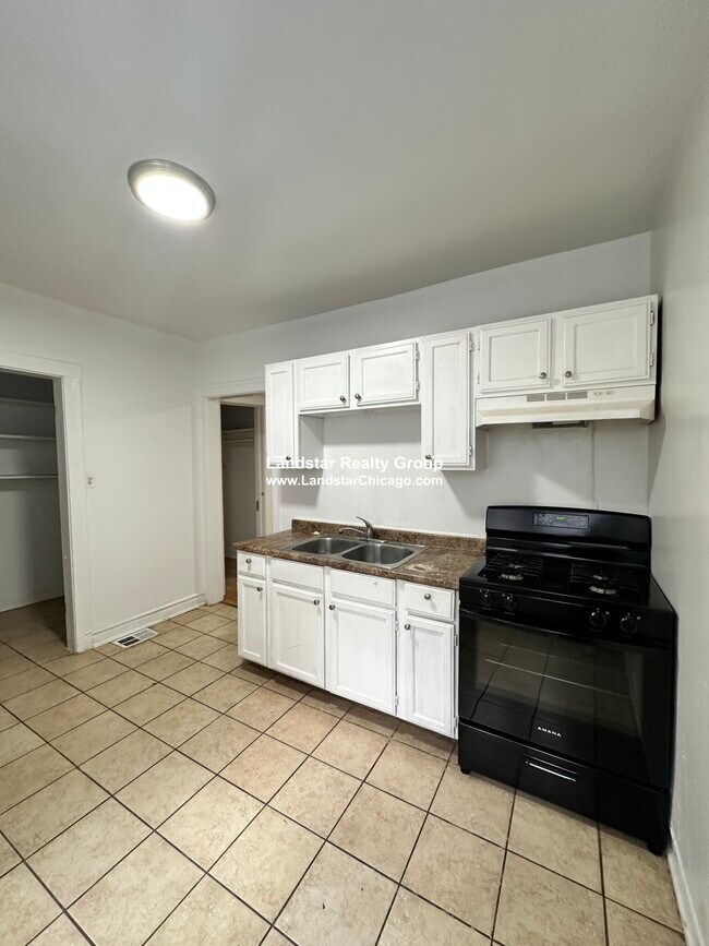Building Photo - 6304 N Oakley Ave