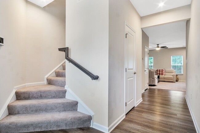 Building Photo - Fully Furnished 3 Bedroom 2.5 Bath Townhom...