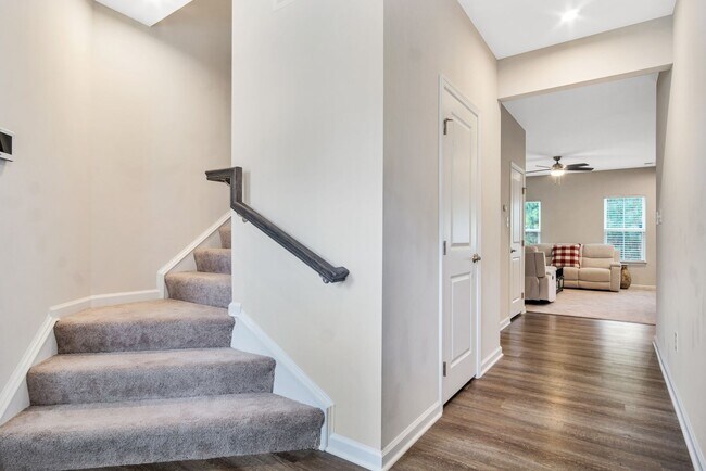 Building Photo - Fully Furnished 3 Bedroom 2.5 Bath Townhome in Williamsburg!