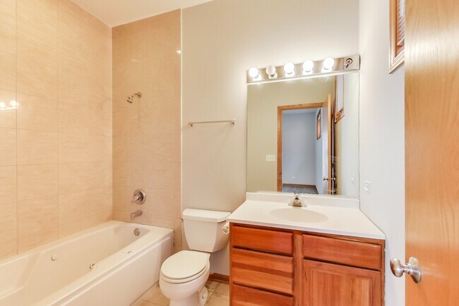 Building Photo - Stunning Wicker Park 3 Bed - Available August 1st